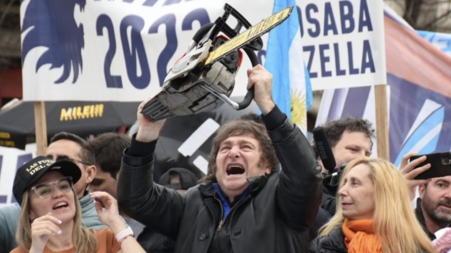 La motosierra de Milei no se detiene: ya se eliminaron más de 75.000 empleos públicos desde que asumió
