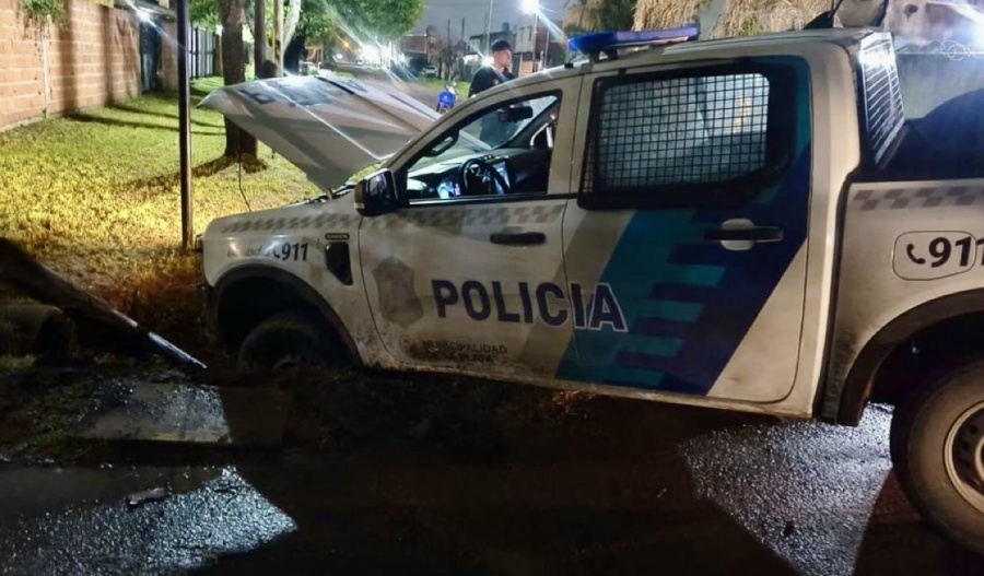 Insólita persecución en La Plata: un patrullero terminó en una zanja y el motociclista se burló de los policías