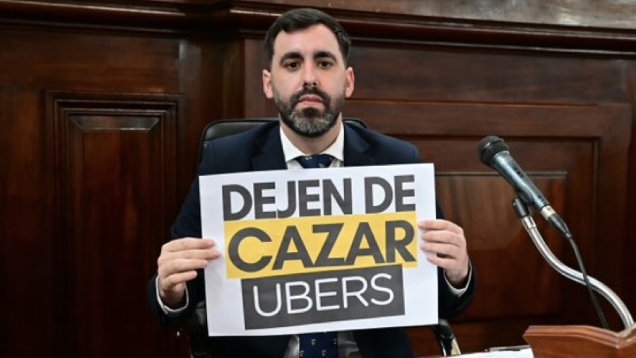 Taxistas de La Plata pidieron declarar persona no grata a un concejal por su apoyo a las aplicaciones