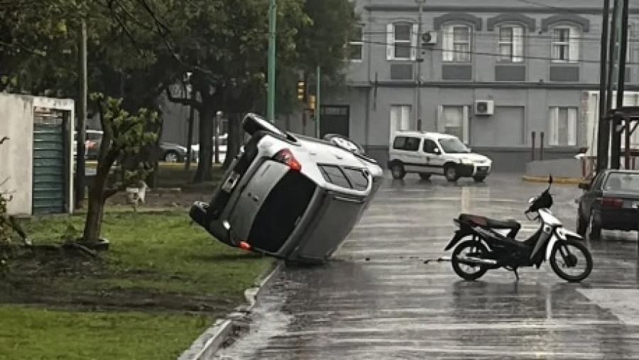Una mujer volcó con su auto en Ensenada y terminó hospitalizada: investigan qué ocurrió
