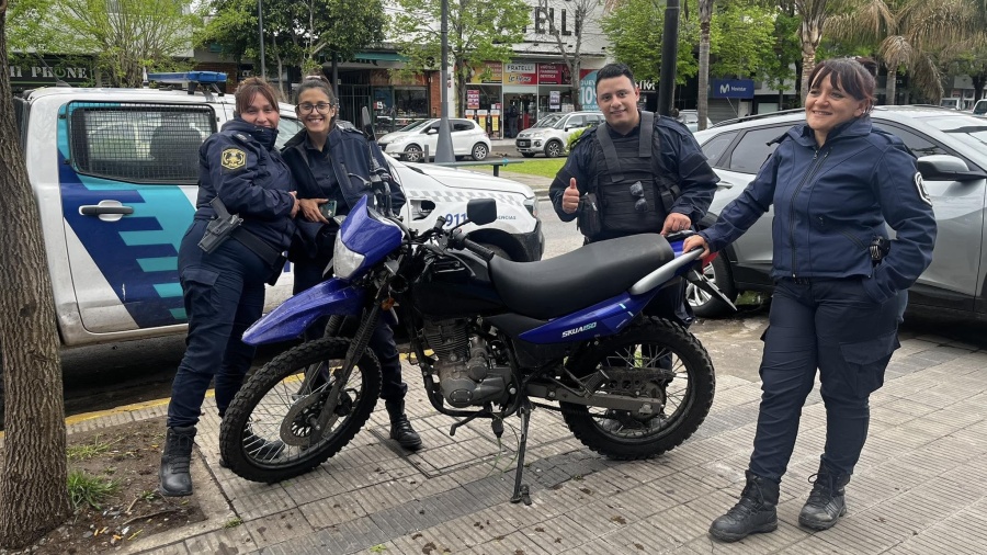 Final feliz en Los Hornos: la Policía recuperó la moto que le habían robado a una comerciante y que usaban para robar