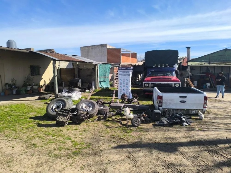 Detienen a tres hombres en Melchor Romero por presunto robo de autopartes