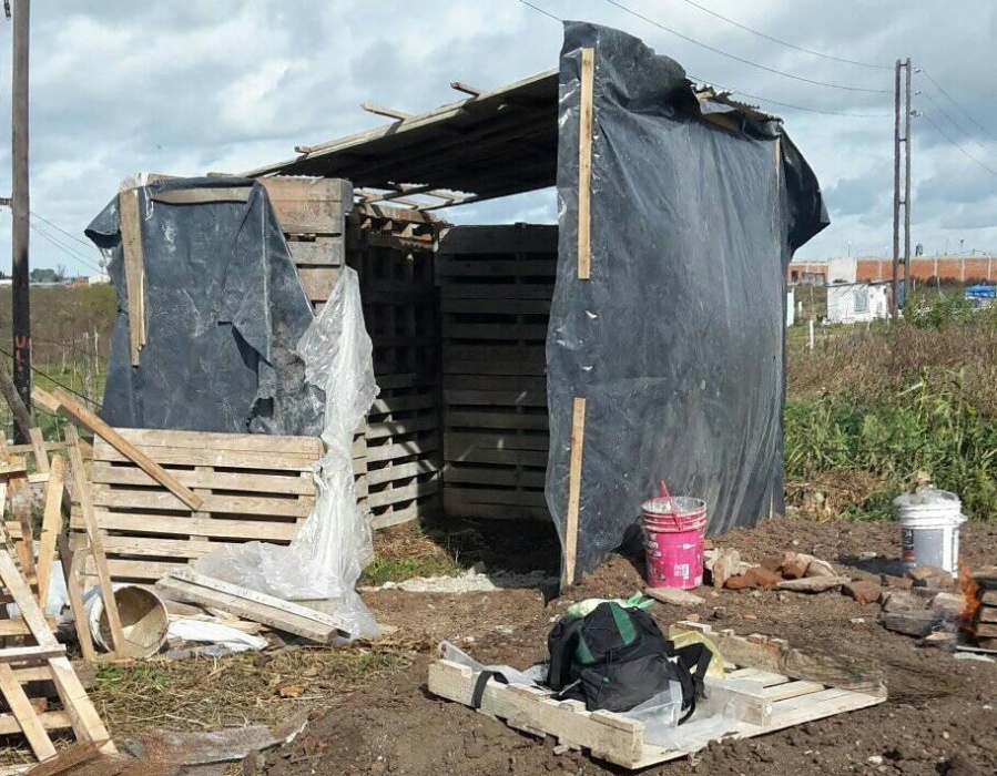 Viven con su bebé en La Plata y están construyendo su casa con chapas: ”Necesitamos colaboración”