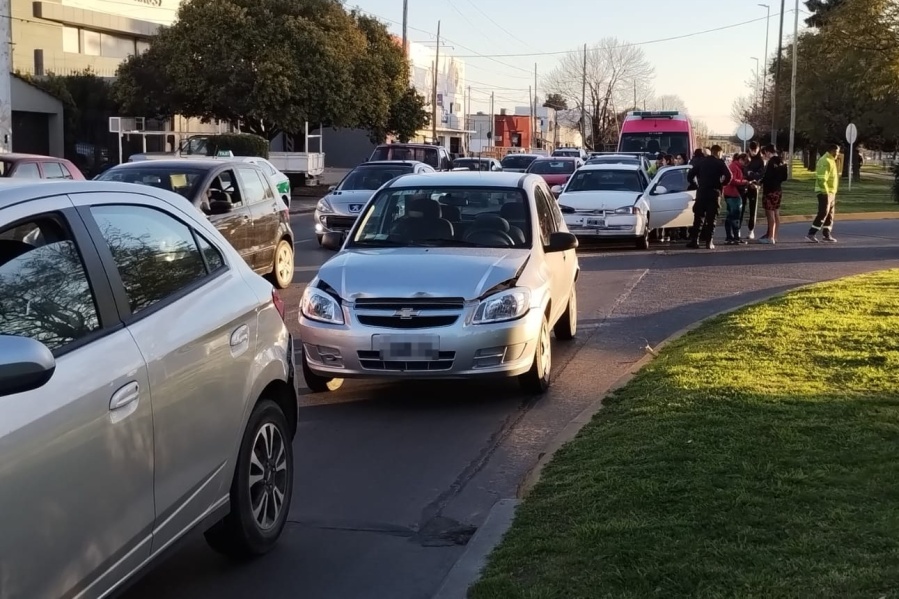 Choque múltiple en avenida 72 y 14: cuatro autos involucrados