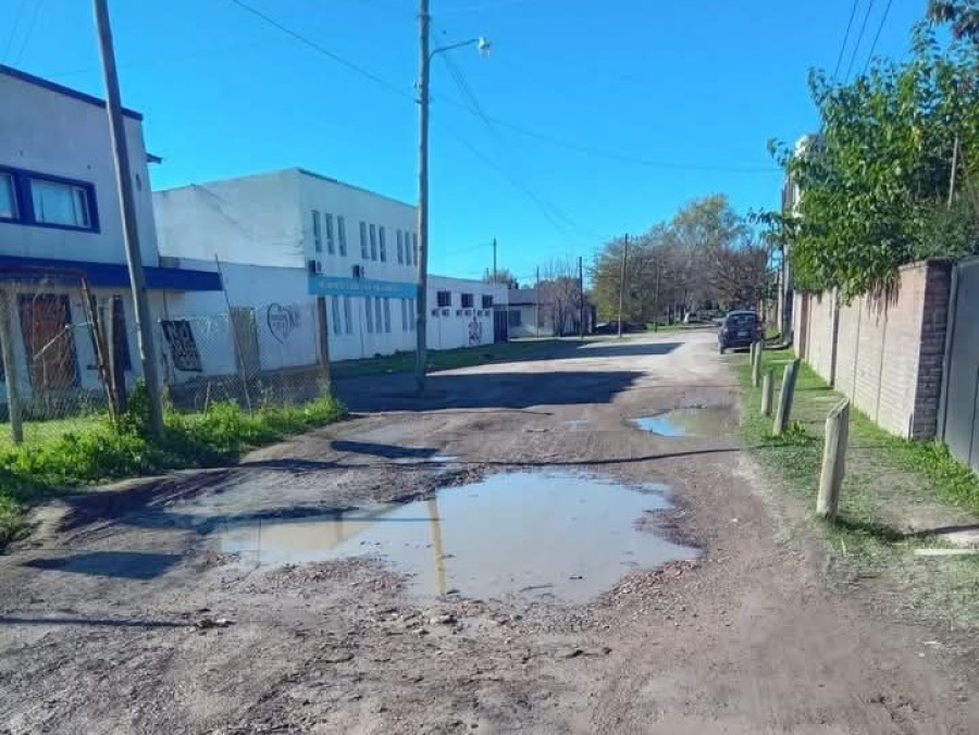 Vecinos de Los Hornos reclaman el arreglo de las calles de 158 y 66