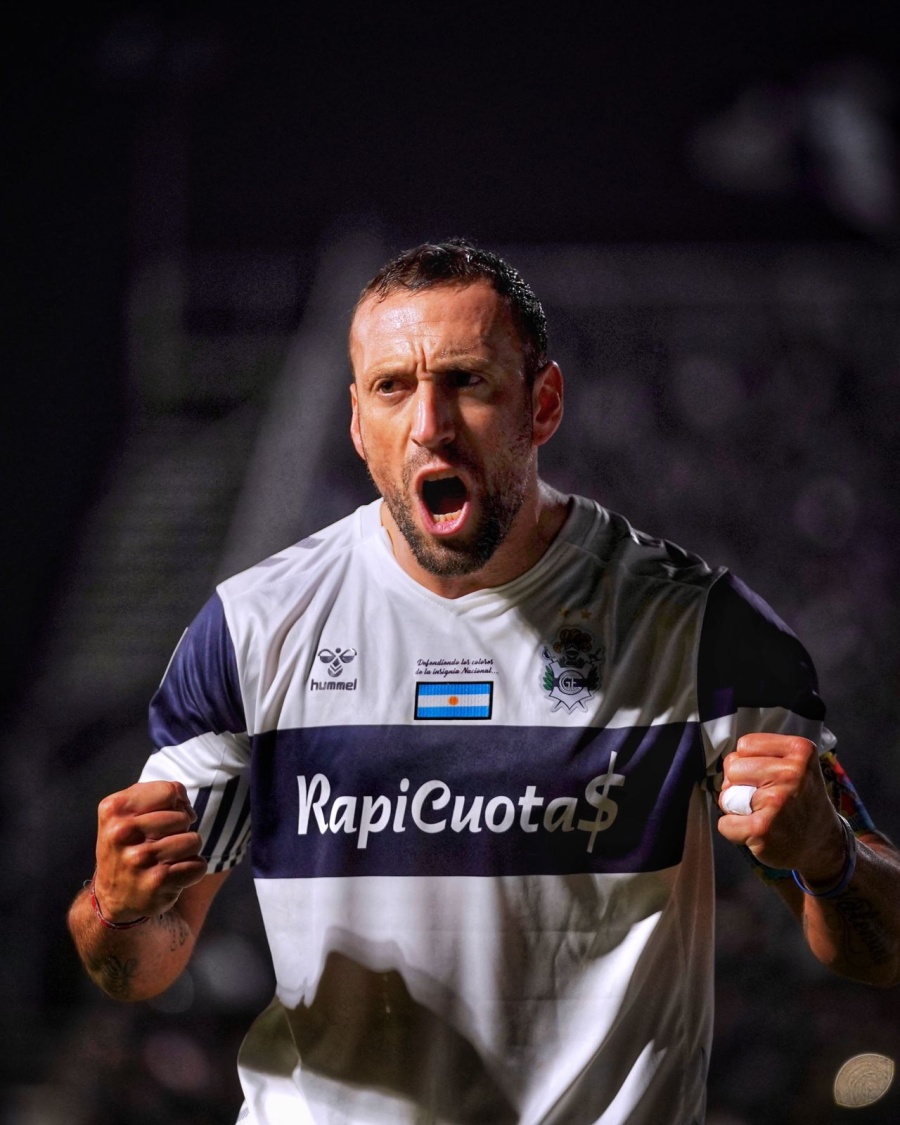 El lobo se hizo fuerte y le ganó 3 a 1 a Racing en el Bosque