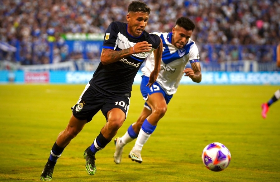 El Lobo pagó caro sus errores y perdió con Vélez en el debut