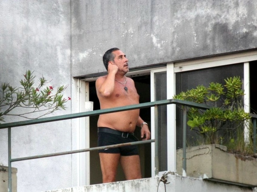 El platense que salía a bailar al balcón todos los días y atrajo a las cámaras de televisión: ”No podías dejar de verlo”