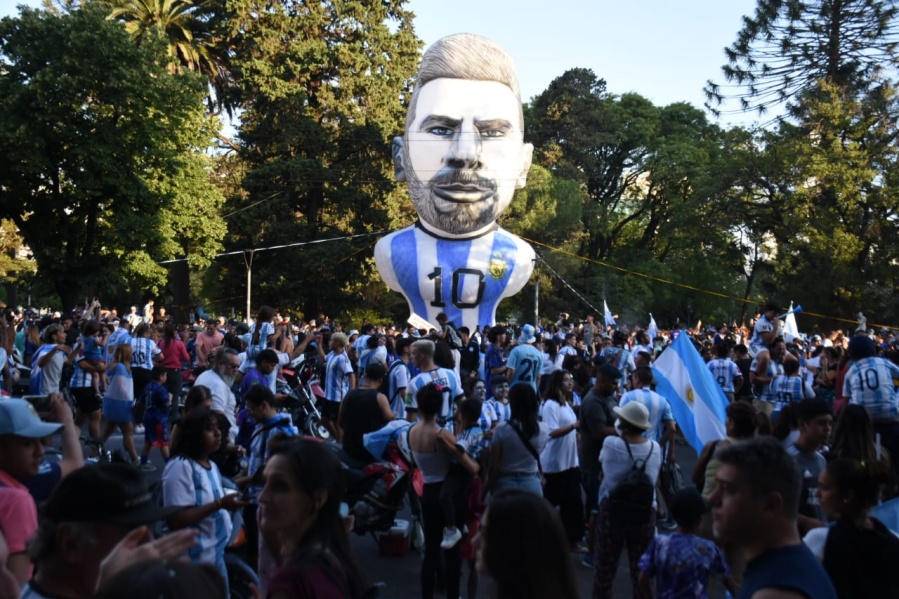 Argentina está en la final del mundo y los platenses festejaron a lo grande en 7 y 50