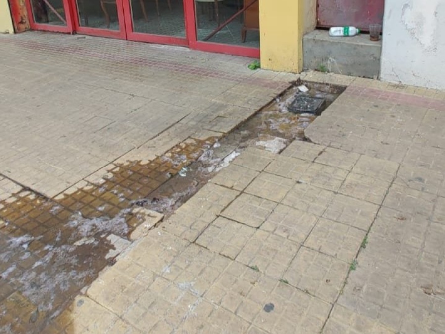 “Asqueroso e indignante”: Denuncian el desborde de la red cloacal de calle 46 entre 4 y 5