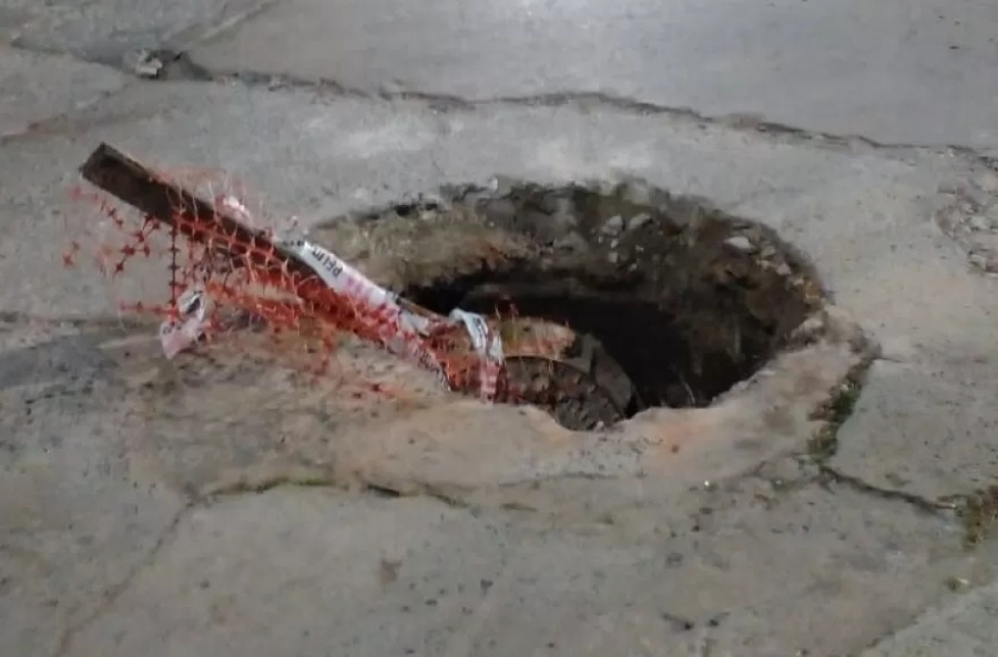 Alertan por una boca de tormenta hundida sin señalización en 11 y 160