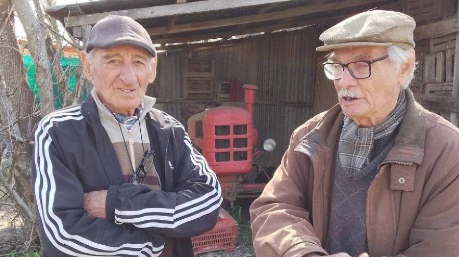 Trabaja en una quinta, se puso a hacer ”estadística” y juntó a las personas ”más antiguas” de dos localidades de La Plata