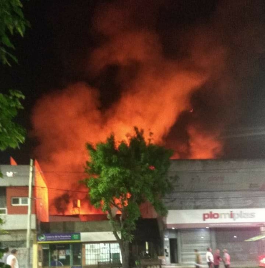 Así quedó el depósito del local de sanitarios, luego del incendio de anoche en La Plata