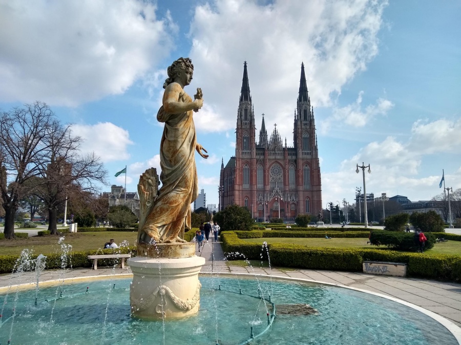 ¿Qué señala?: Un misterioso símbolo en la Plaza Moreno contiene una ”flecha” y despertó la curiosidad de los platenses