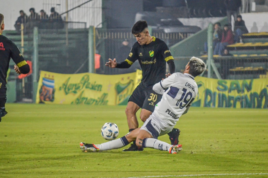 Gimnasia pagó caro su ineficacia y se volvió de Varela con un punto que sabe a poco