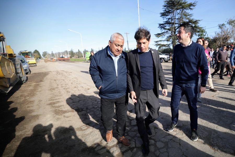 Kicillof recorrió las obras en la ruta provincial 1.001 y las instalaciones del Puerto de San Pedro