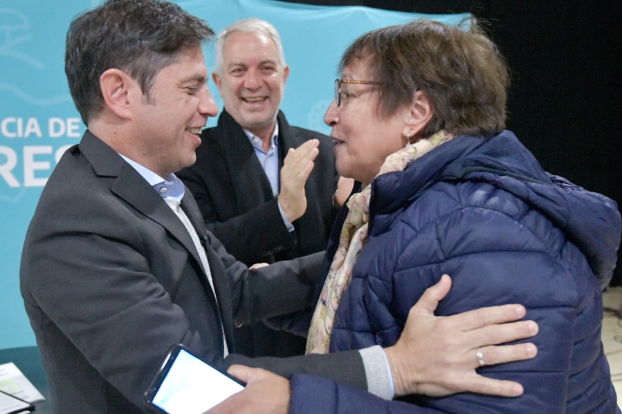 Kicillof entregó más de 500 títulos de propiedad y recorrió obras en Olavarría