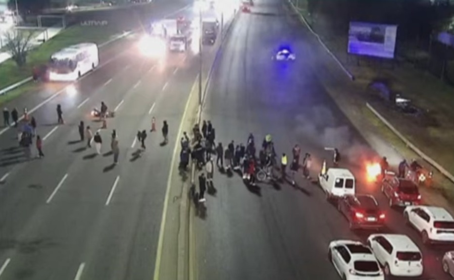 Levantaron el corte total realizado en la Autopista Buenos Aires La Plata por manifestación