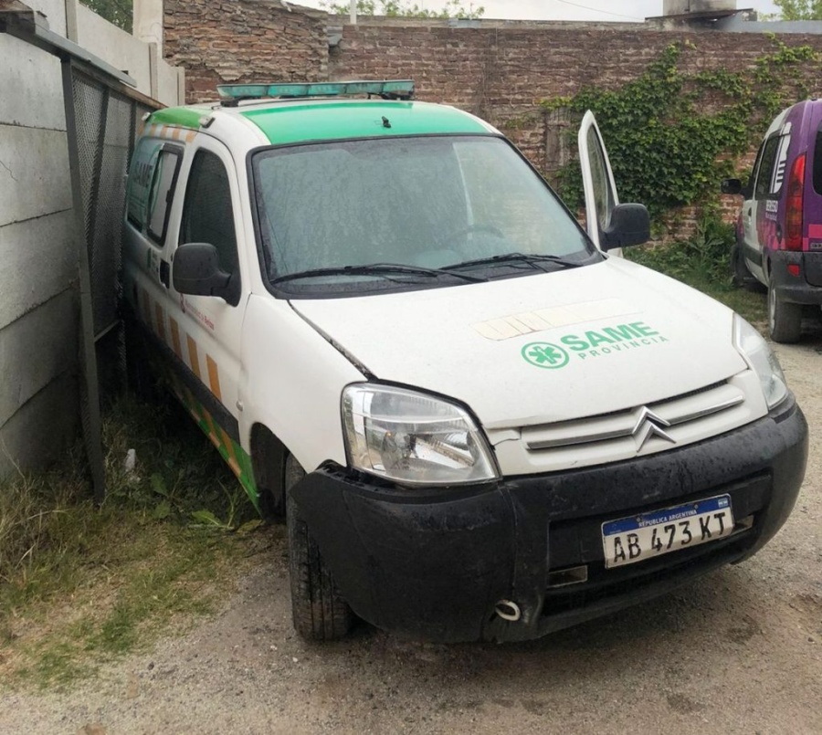 Un delincuente quiso robar una ambulancia de Berisso y chocó contra un paredón