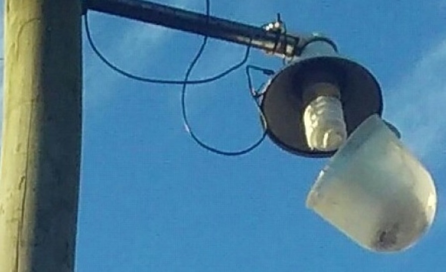 Vecinos de 154 y 74 bis reclaman que cambien el foco de una iluminaria