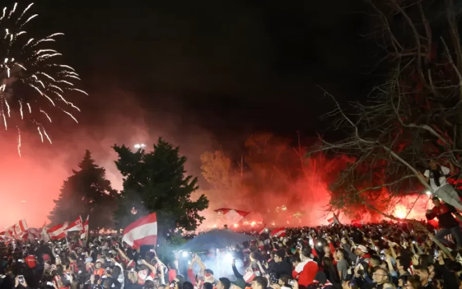 Domínguez pidió y el hincha respondió: Tremendo recibimiento del pueblo Pincha al equipo para el partido de Copa Libertadores