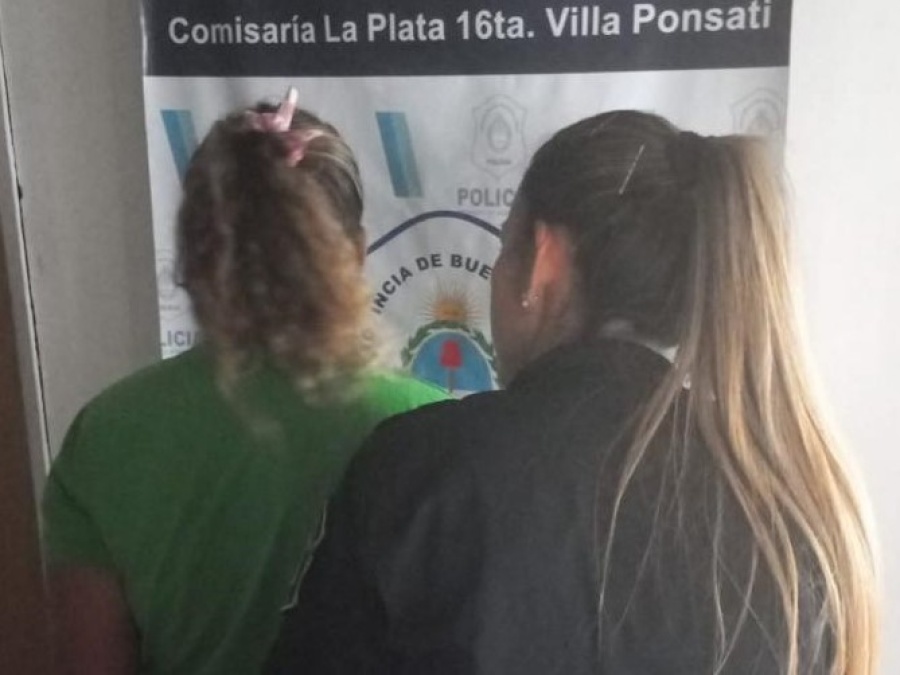 Arrestaron en La Plata a una mujer por pegarle con un cable a su hija de 9 años