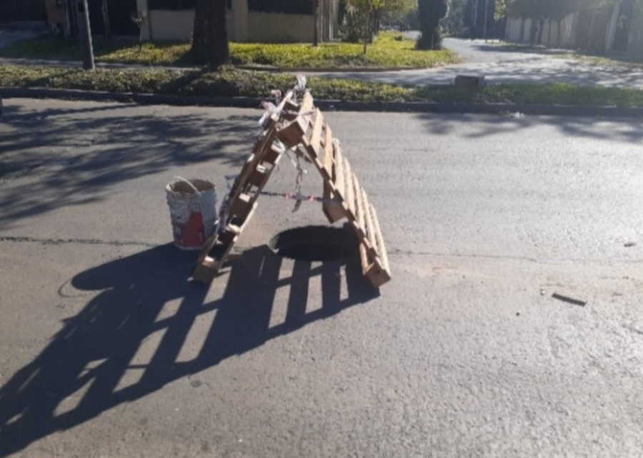 En 19 y 517 se quejan de un pozo en el medio de la calle y exigen que lo tapen