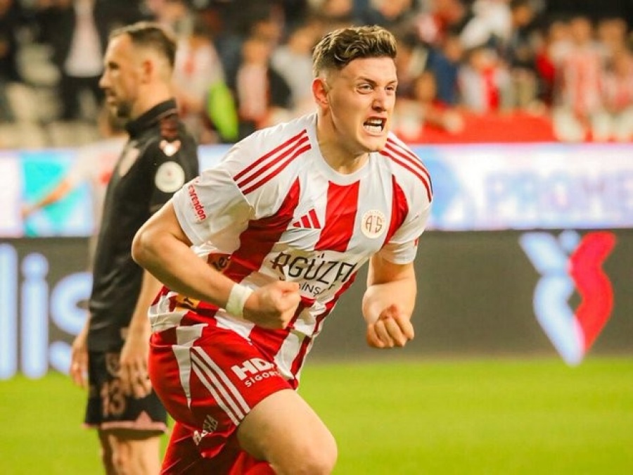 La tajante postura que tomó el Pincha con Alario y la estrategia que adoptó la dirigencia albirroja para reforzar la ofensiva