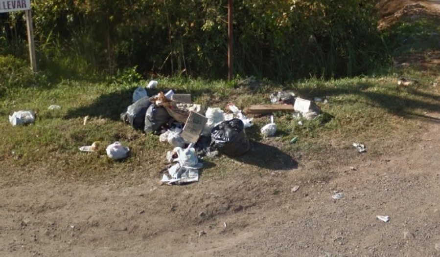 En Los Hornos piden que pongan un contenedor de basura por que la gente ”tira lo residuos donde quiere”