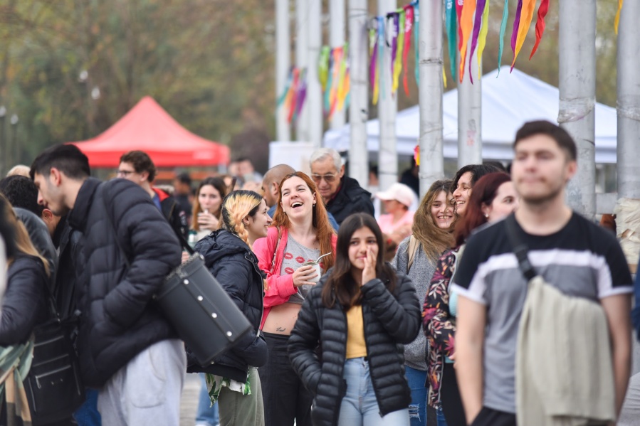Niños, jóvenes y adultos festejaron el Día de la Primavera en La Plata con música y diversas actividades