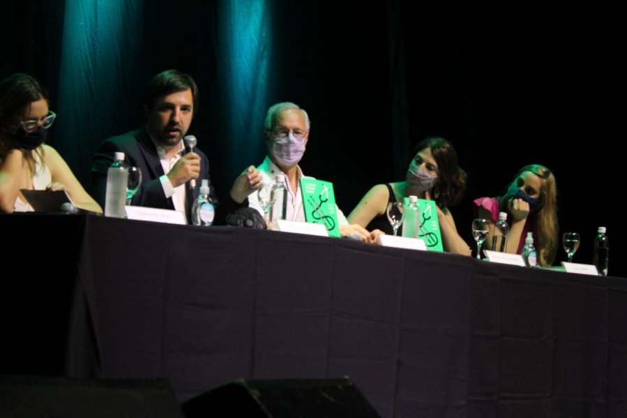 Gollan y Kreplak presentaron el libro La salud sí tiene precio: ”Esto es un aporte más que le damos al sistema sanitario”