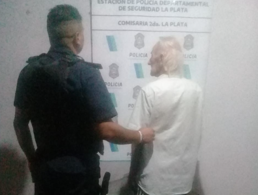 Un platense de 67 años lavaba su auto con una pistola en la mano y terminó en la comisaría