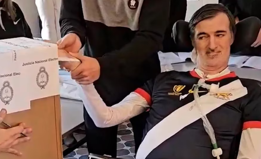 Así fue el emotivo voto de Esteban Bullrich en Junín acompañado por su hijo mayor