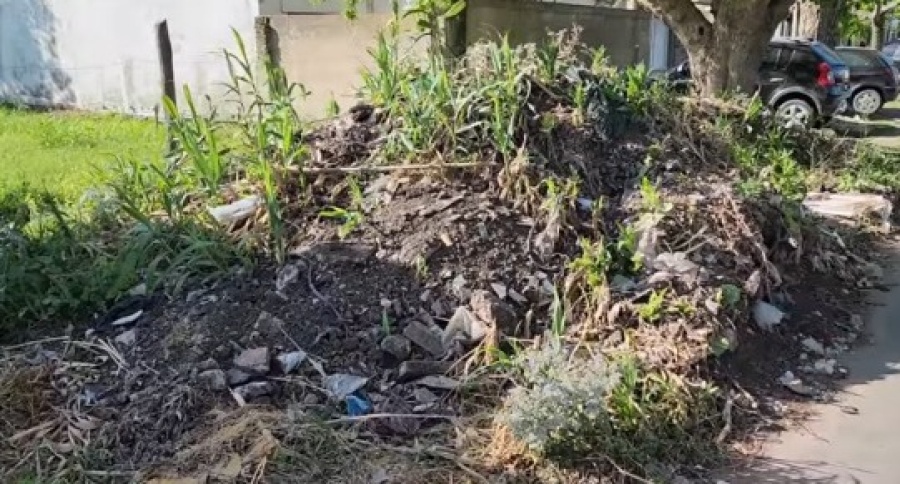 Conviven con una montaña de escombro y basura: nadie se hace cargo