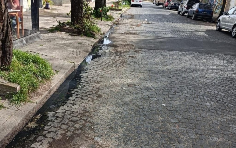 ”Nadie hace nada”, vecinos de Plaza España piden tarea de saneamiento en diagonal 112