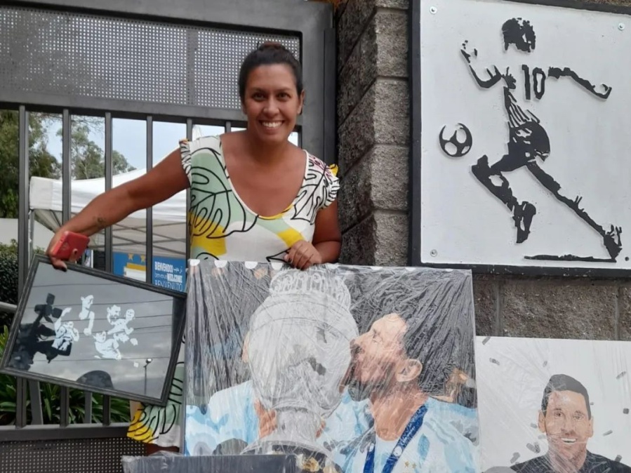 Trabaja con el alma en una escuela especial de La Plata, se reinventó con el arte en 2020 y se volvió aliada de Batman