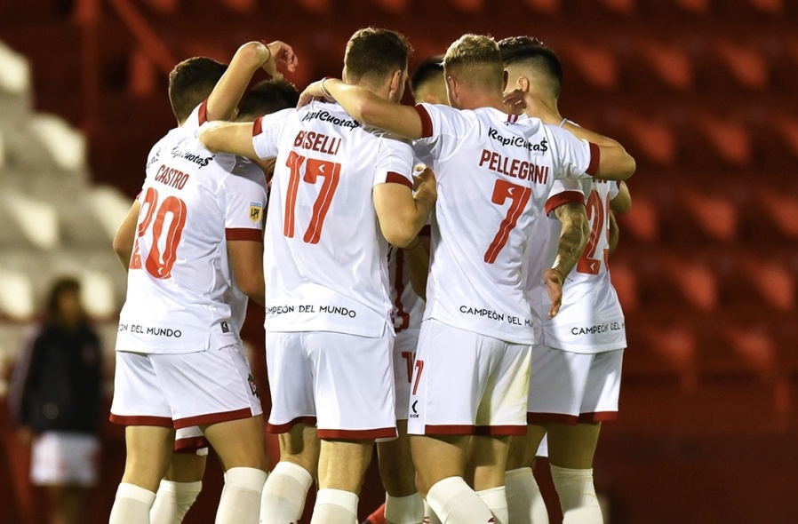 Estudiantes goleó 6 a 1 a Barracas y defendió la punta en su zona