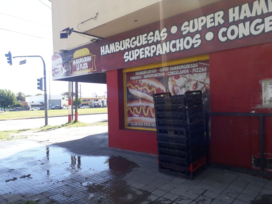 Vecinos de 31 y 61 recaman por una pérdida de agua “hace 15 días que estamos reclamando”