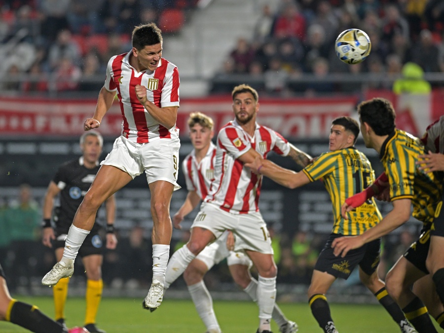 Estudiantes superó a Aldosivi sin brillar y es puntero en la Zona A