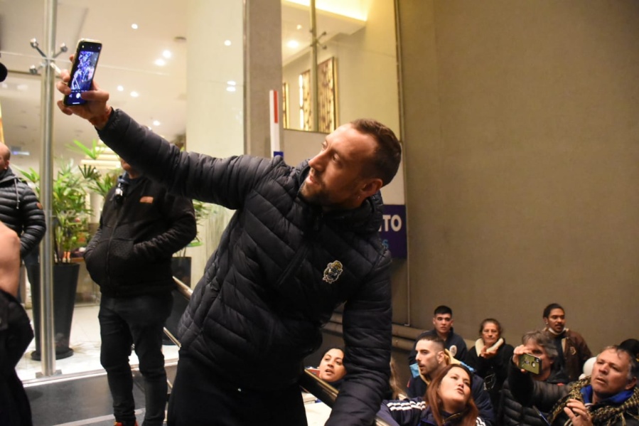 Junto a los jugadores, los hinchas realizaron el banderazo previo al clásico: todas las imágenes