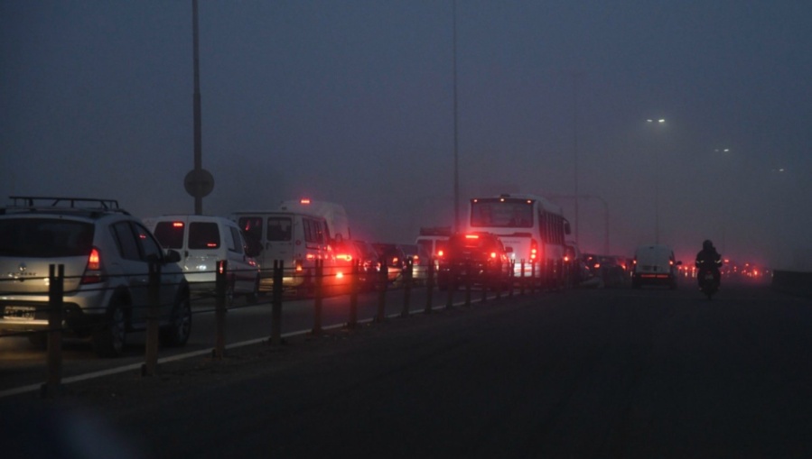 Manifestantes cortaron la Autopista La Plata- Buenos Aires y las vías del tren