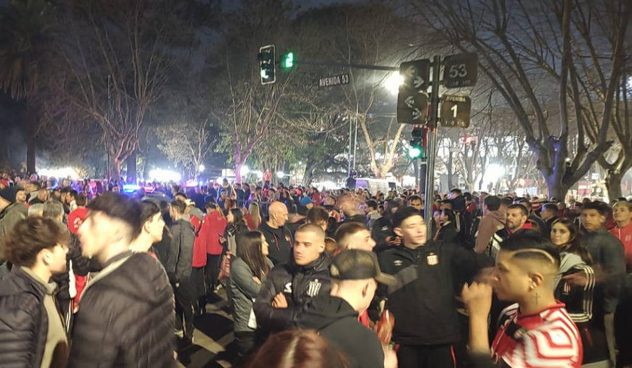 Así recibieron los hinchas de Estudiantes al plantel