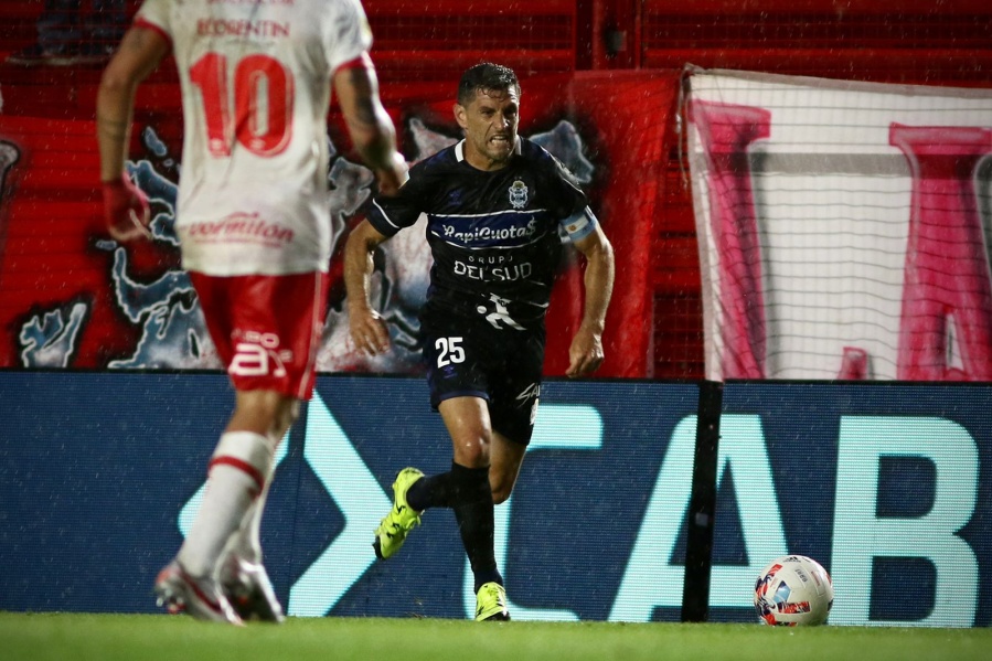 Gimnasia fue goleado en La Paternal y de momento lo sacaron de la Sudamericana