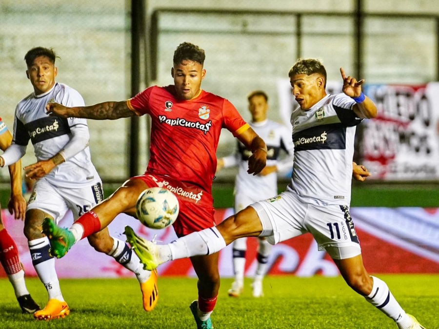 Gimnasia jugó sin luces pero se trajo un punto brillante