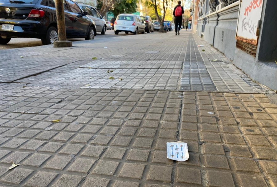 Una joven platense caminaba por la calle, encontró una misteriosa carta y se asustó con su significado: “Esta simboliza…”