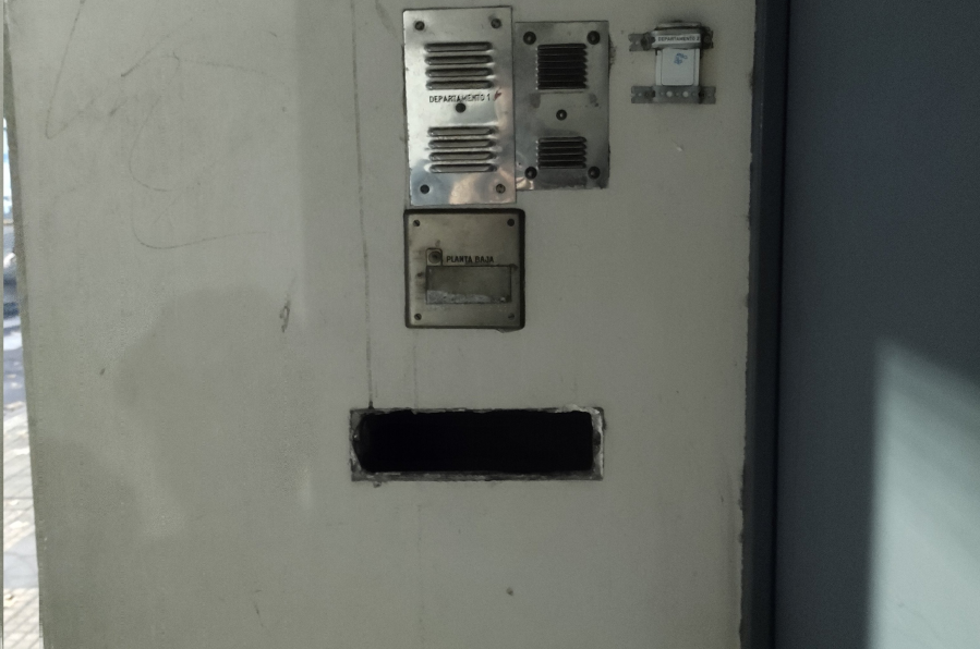 “El curioso caso del buzón”: un platense ”sufrió un robo” pero encontró el valioso objeto a tan solo media cuadra de su casa