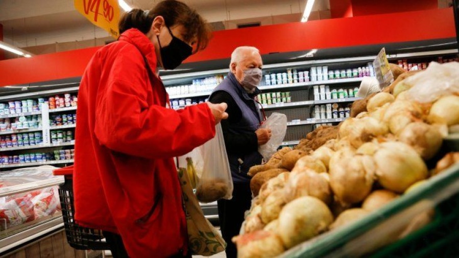 El consumo en octubre retrocedió 0,4%, la menor caída en lo que va del año
