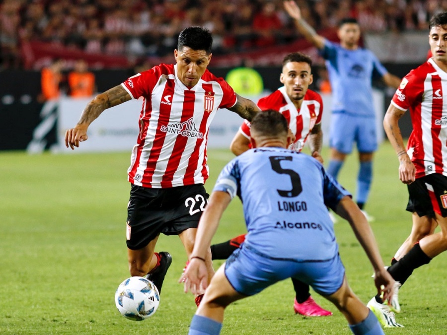 Estudiantes lo ganó en la última jugada y comenzó el torneo con una alegría