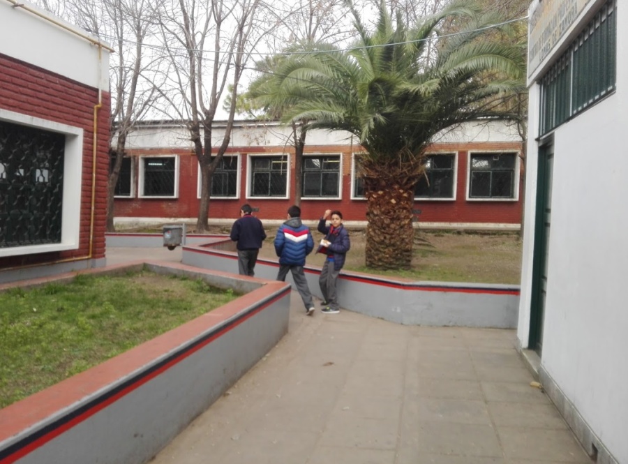 Ladrones entraron a una escuela y le robaron el celular a un profesor cuando salía del aula