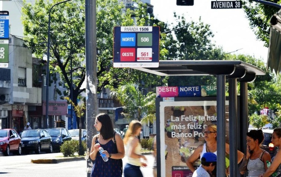 Una platense cruzó a un chico que se queja de la demora del subte y confesó qué hace cuando no llega el micro: “Tenes que...”